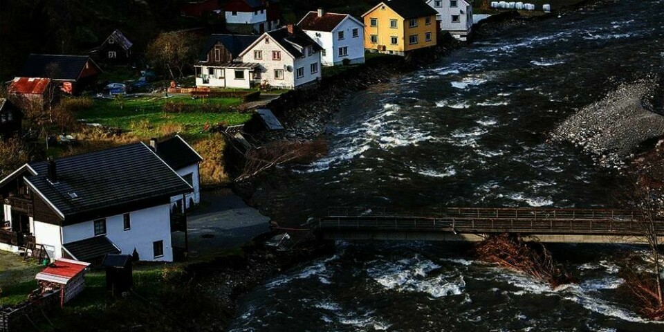 ØDELEGGER: Klimaet er i endring. Ekstremt vær har allerede gjort mye skade rundt om i Norge. Her var elva i Flåm i Sogn og Fjordane blitt så stor at den nesten tok husene. I september skal vi få vite mer om hvordan framtiden blir.