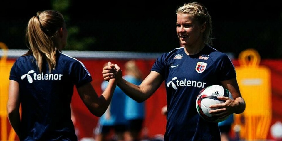 TRENING : : De norske spillerne Ada Stolsmo Hegerberg (til høyre) og Gry Tofte Ims under treningen på Richcraft Recreation Complex torsdag. Mandag møter det norske fotball-landslaget England i VM.