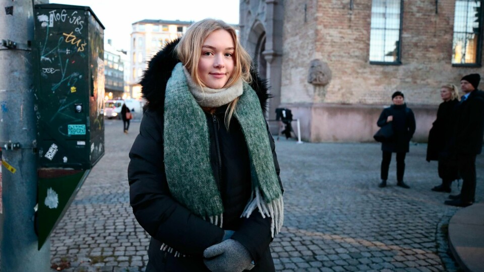KØ: Lava Stjern Schjølberg er en av mange som står i kø. Det er utenfor Oslo domkirke der Ari Behn bisettes fredag.