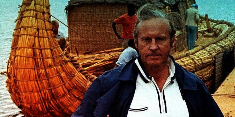 FEIRING: Thor Heyerdahl foran båten Ra II. Eventyreren gjennomførte mange ekspedisjoner for å bevise teoriene sine. I dag onsdag starter feiringen under Thor Heyerdahl International Day. 6. oktober ville han vært 100 år gammel.