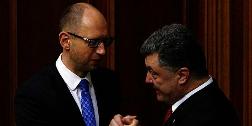 KLAR: Ukrainas statsminister Arsenij Jatsenjuk (til høyre) stoler ikke på russerne. Han ber forsvaret være klart til krig. Det er til tross for våpenhvilen med opprørerne.