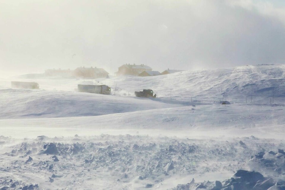 STENGT: Det er uvær på fjellet. Dermed er flere veier stengt. Noen steder må biler kjøre i kolonne. Illustrasjonsfoto.