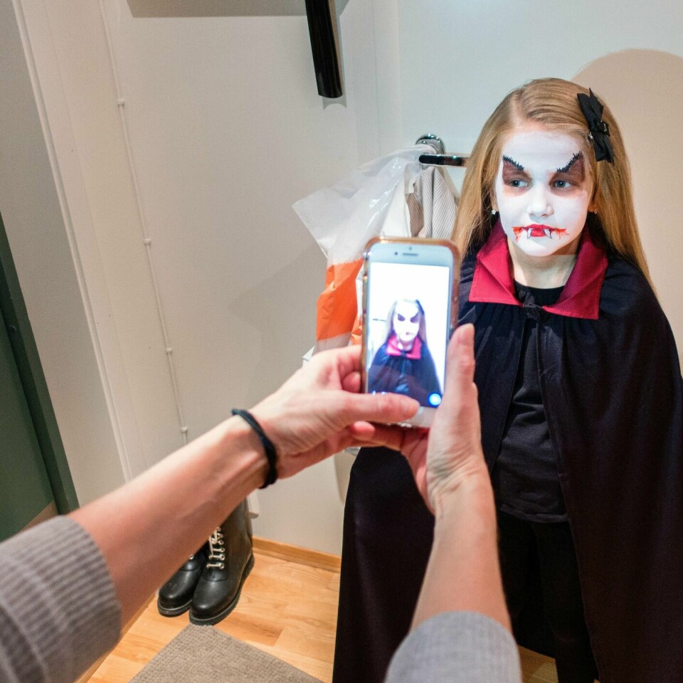 BILDER: Foreldre tar gjerne bilder av skumle barn på halloween. Bildene havner på sosiale medier.