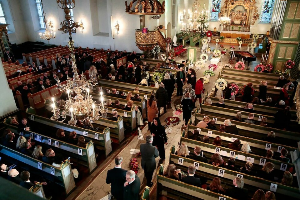 FULLT: Det er trangt om plassen i Oslo domkirke. Mange vil ta farvel med Ari Behn i hans bisettelse.¨ Bildet viser kirkebenkene i Oslo domkirke og Behns kiste.