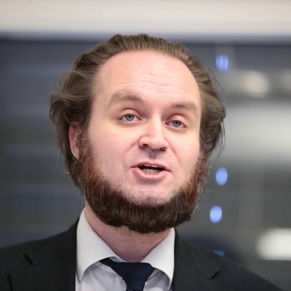 Advokat Nils Christian Nordhus er advokat for den terrorsiktede kvinnen. Hun kom til Norge med sine to barn natt til lørdag. Hun er siktet for å være med i en terrorgruppe. Hun sier det ikke stemmer.