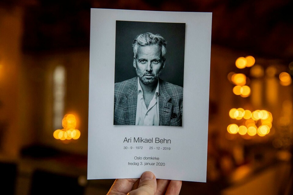 PORTRETT: PÅ programmet til bisettelsen var et bilde av Ari Behn. Det var tatt av vennen Per Heimly. Bildet viser programmet for bisettelsen.