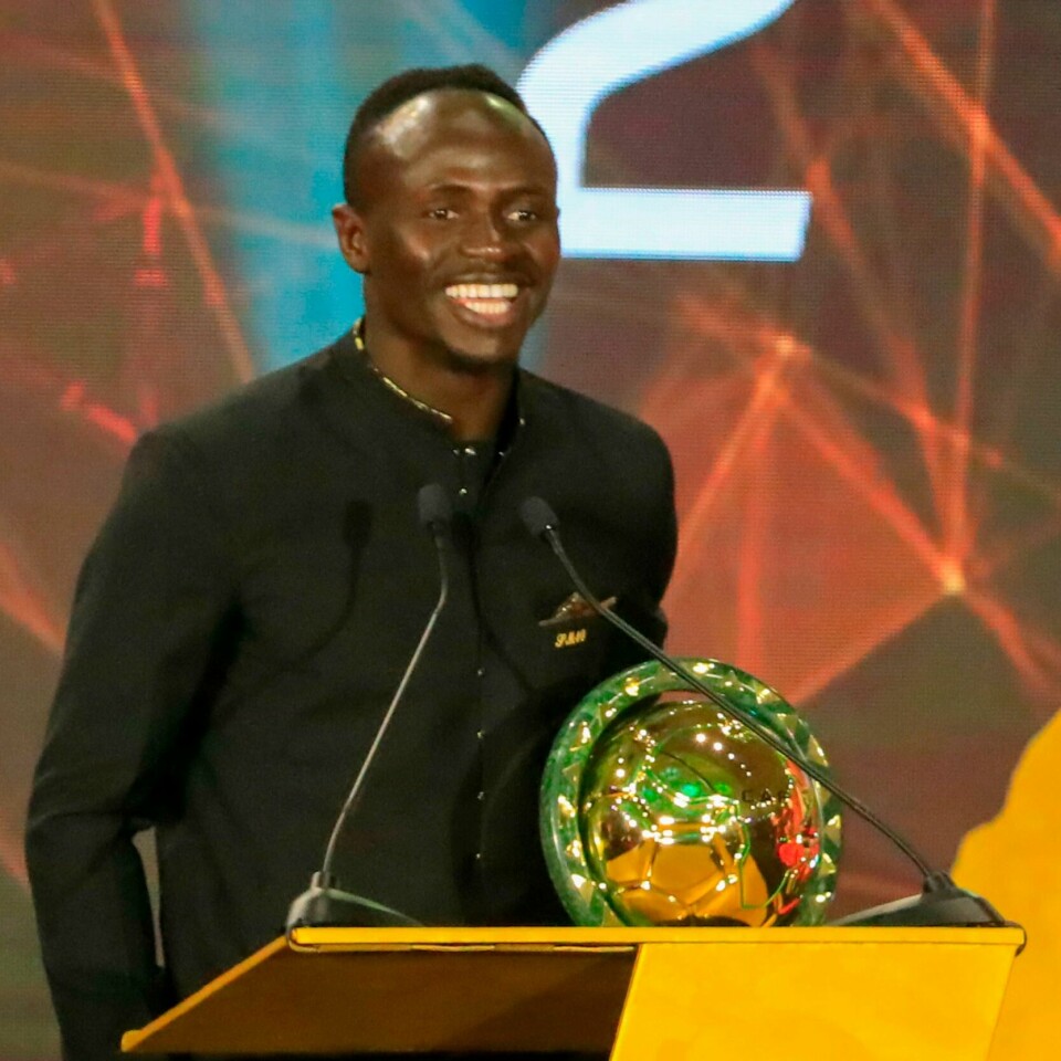 STOLT: Sadio Mané fortalte at han var både glad og stolt av å få prisen. – Dette er en stor dag for meg, sa han til publikum. Han fikk prisen på fotball-gallaen til det afrikanske fotball-forbundet.