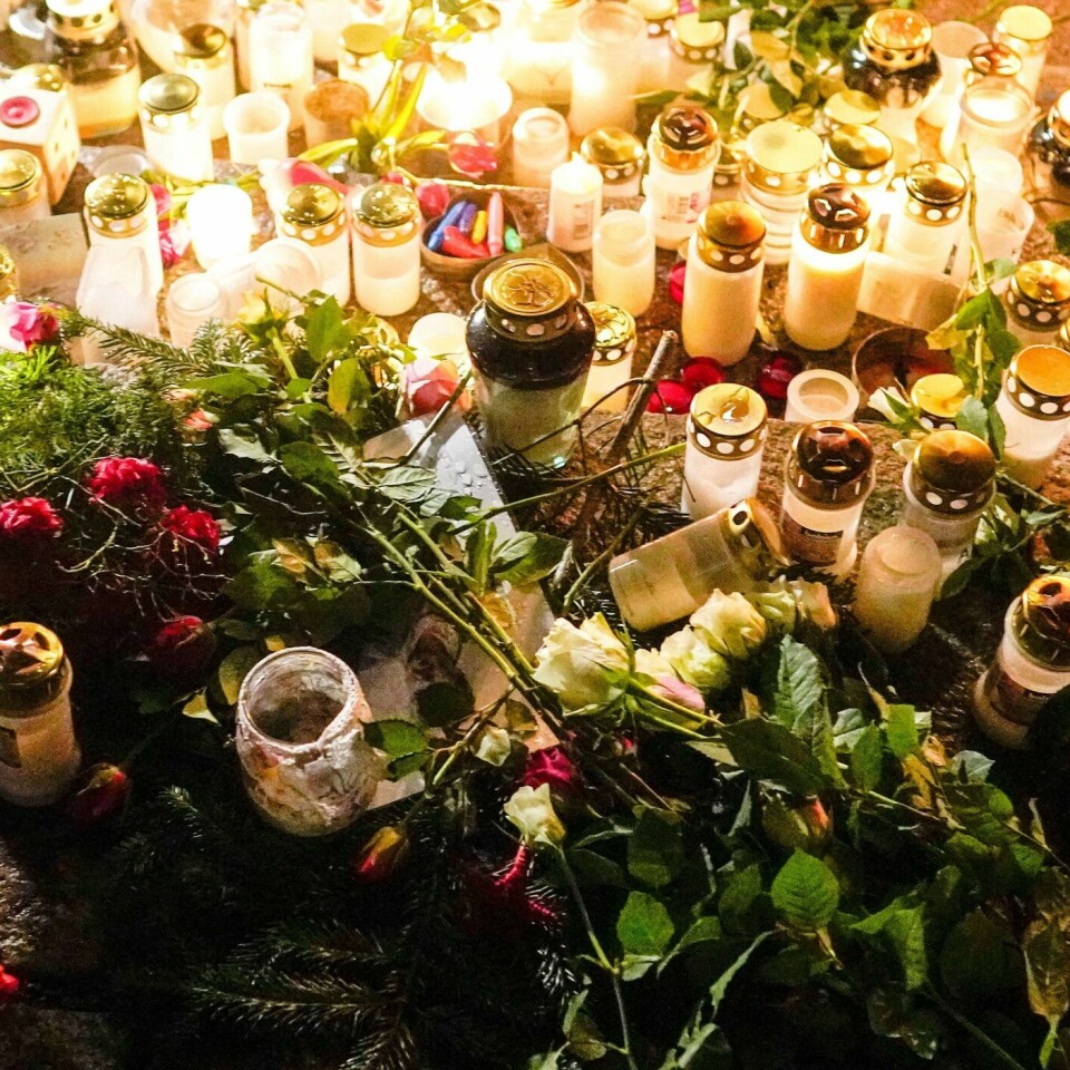 BLOMSTER: Folk minner Ari Behn med blomster og lys. Bildet er fra Moss.