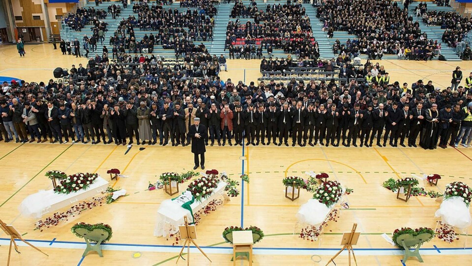 BEGRAVELSE: De tre jentene, Norjin, Norjan og Rouhlat Othman og moren Malak Hauro døde etter brannen i Ytrebygda. De begraves på Loddefjord gravplass. Først var det samling i Haukelandshallen i Bergen.