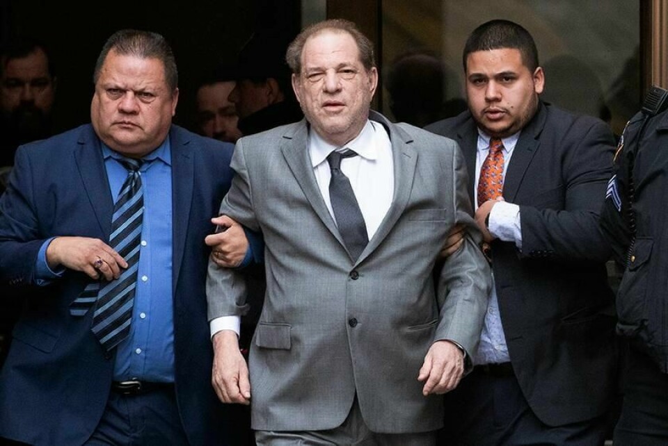TILTALT: Harvey Weinstein (i midten) skal i retten mandag. Da starter rettssaken mot den tidligere filmprodusenten. Han er tiltalt for voldtekt og overgrep. Bildet er fra et rettsmøte i desember.