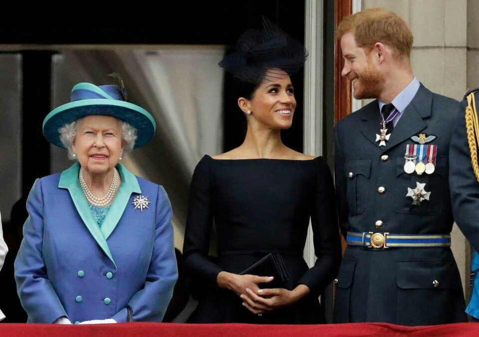 MØTE: Dronning Elisabeth (Til venstre) vil ha møte om planene til Meghan og Harry og den britiske kongefamilien.
