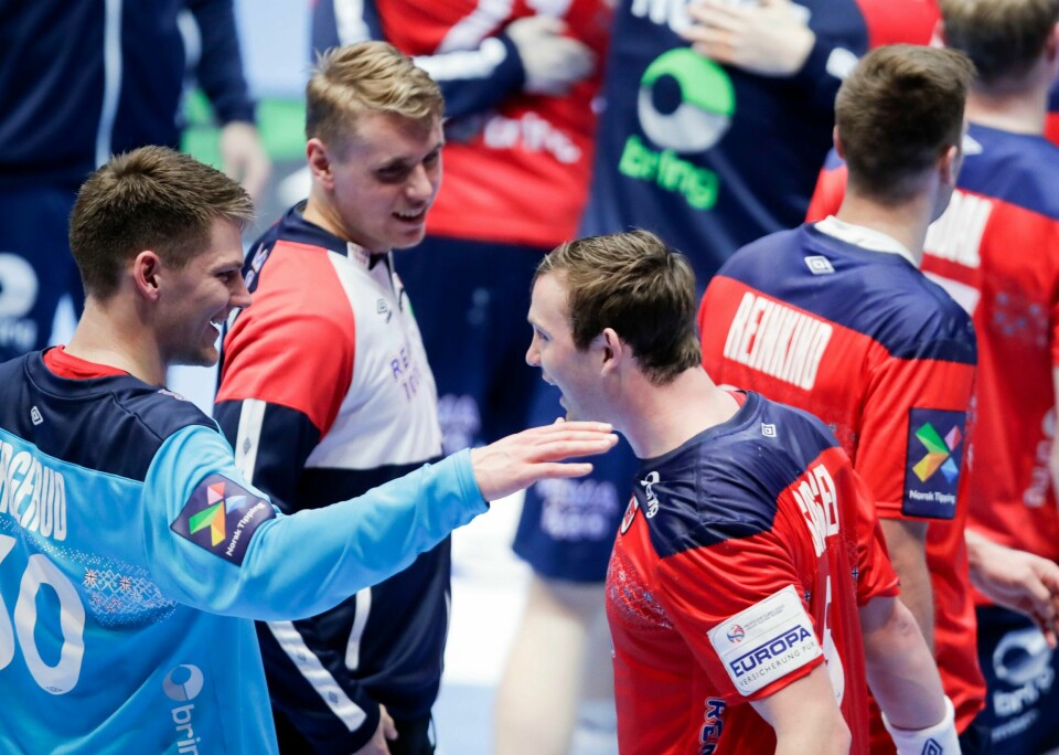 FORNØYDE: Sander Sagosen og Torbjørn Bergerud spilte svært godt mot Frankrike. Det norske landslaget i håndball vant kampen. Seieren gjør at Frankrike er ute av det europeiske mesterskapet.