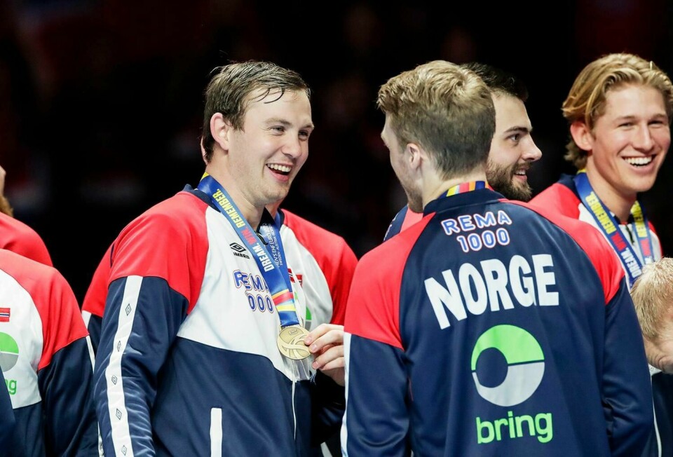 FEIRING: Det ble bronse-medalje i EM i håndball. Bildet viser Sander Sagosen og William Aar med EM-bronsen.