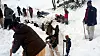 Bildet viser folk i Kashmir som graver etter mulige offer i snøen.