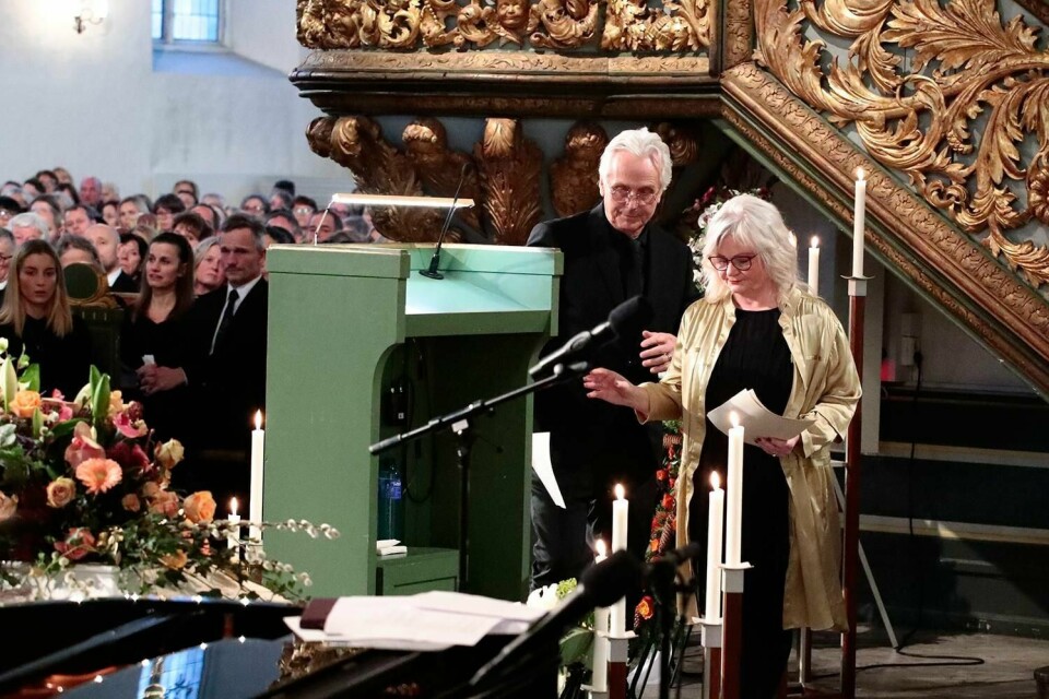 ÅPNE: Bildet viser Marianne Behn (til høyre) og Olav Bjørshol under bisettelsen i Oslo domkirke. De er Ari Behns foreldre. De har vært åpne om at sønnen begikk selvmord.