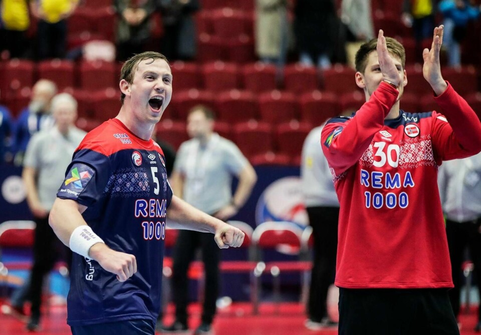 JUBEL: De norske spillerne Sander Sagosen og Torbjørn S. Bergerud jubler under håndballkampen mellom Norge og Sverige i EM. Den ble spilt i Malmø Arena søndag.