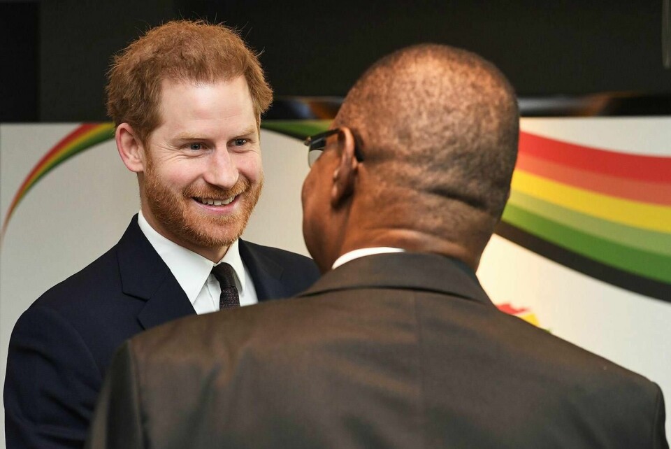 OPPDRAG: Prins Harry møtte Malawis president Peter Mutharika i London mandag. Det var Harrys siste jobb for den britiske kongefamilien. Nå har Harry reist til kona og sønnen i Canada.