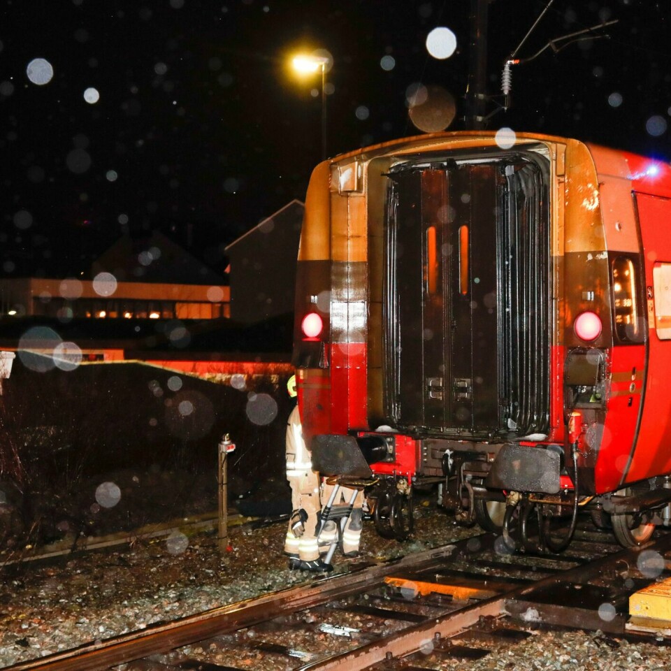 ULYKKE: Toget fra Bergen traff en bil tirsdag kveld. En person døde.