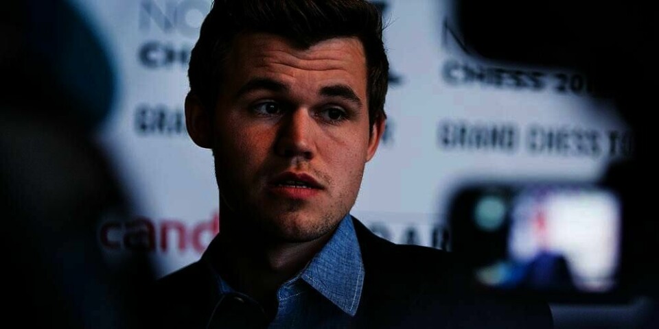 TAPTE: : Magnus Carlsen etter at han tapte sjakkpartiet i Norway Chess tirsdag. Årsaken var at han ikke hadde fått med seg endringer i reglene.