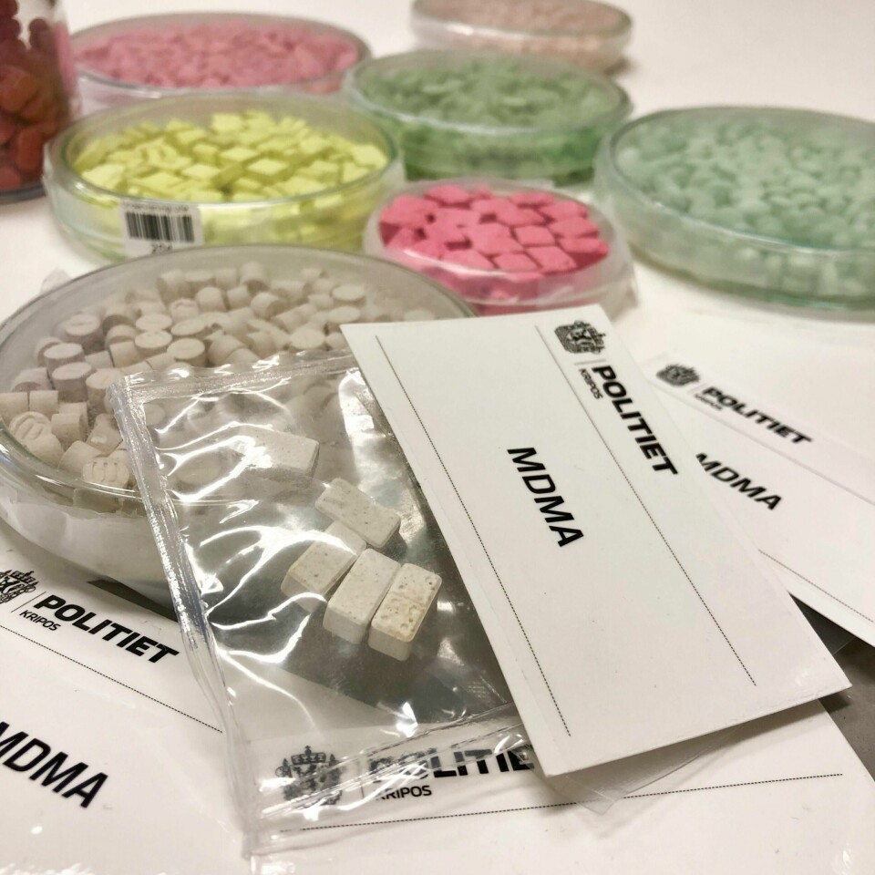 MER: Politiet og tollere beslaglegger mye narkotika. Antallet narkotika-saker gikk ned i fjor. Det ble likevel beslaglagt mer av det som kalles 'party-dop'. MDMA, kokain og hasj er eksempler på den type dop. Dopet har også blitt sterkere.