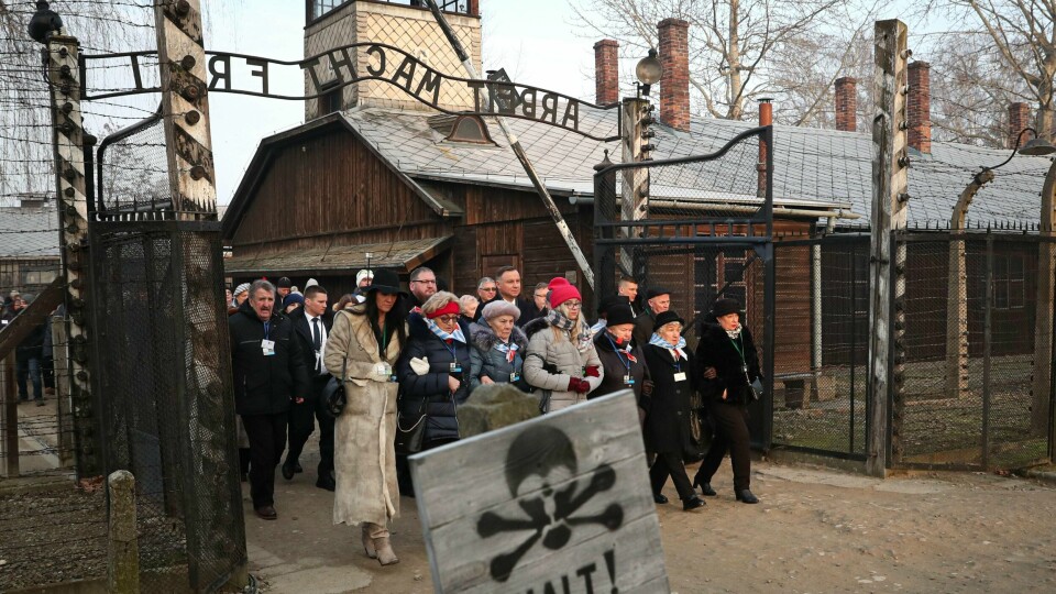 MARKERING: Det er 75 år siden sovjetiske soldater befridde fangene i Auschwitz. Her går overlevende gjennom porten til den grusomme leiren.