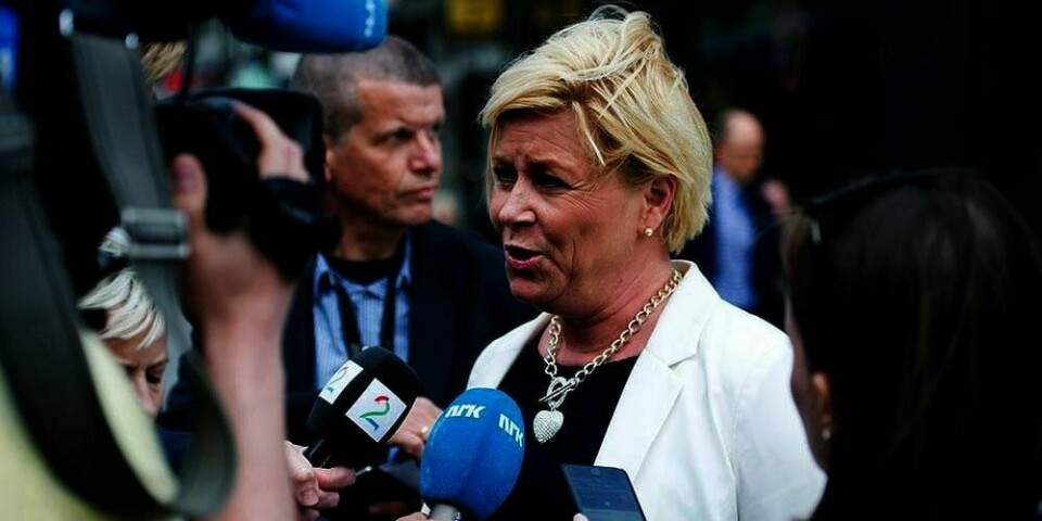 UKLAR: Fremskrittspartiets leder Siv Jensen vil ha forklaringer på flere punkter i avtalen om Syria-flyktninger. Først da vil partiet vurdere om de skal slutte i regjeringen. Seks partier har avtalt å hente 8.000 flyktninger fra Syria til Norge i løpet av tre år.