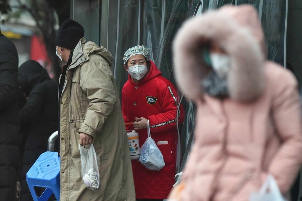 SMITTE: Folk i Wuhan beskytter seg med masker mot et virus. Viruset sprer seg til stadig flere folk og land.