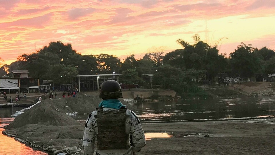 VOKTER: En soldat fra Mexico vokter grensa mot Guatemala. Mexico pågrep nylig flere hundre migranter. Foto: AP Photo / Maria Verza / NTB scanpix