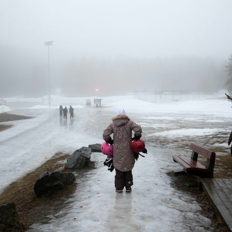 GLATT: Ski-stadion på Konnerud var stort sett is og hardpakket snø for to uker siden. Her skal det arrangeres NM i ski fra torsdag til søndag. De har fått tilkjørt mye snø allerede. Nå kan det også bli snøvær på torsdag.