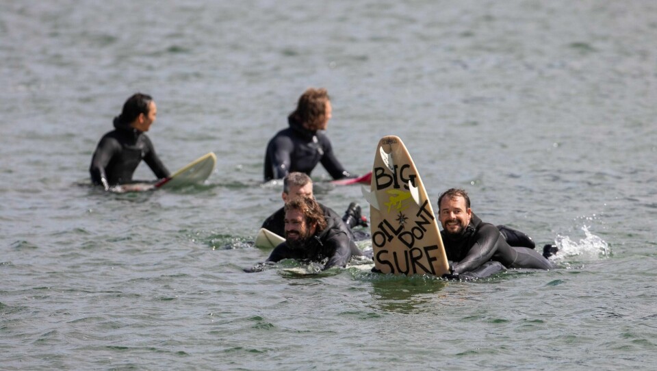 KAMP: Surfere har kjempet mot Equinors planer i flere år. Her er de på plass i Oslo.