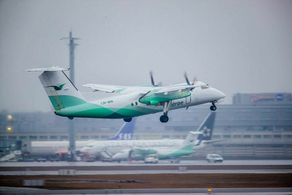 KUTTER: Et fly fra Widerøe letter fra Oslo lufthavn. Flyselskapet må kutte 4.000 flygninger i året.