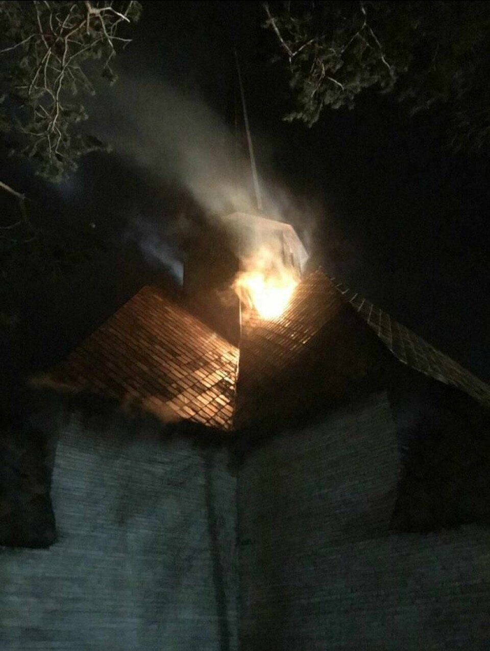 BRANN: Det var kraftig brann i Dombås kirke natt til torsdag. Nå er brannen under kontroll.