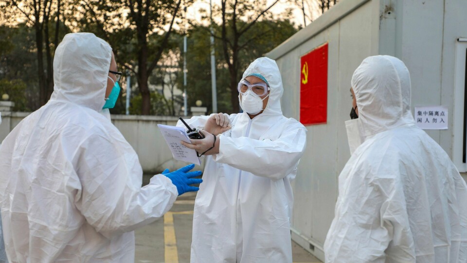 VIRUS: Folk bruker hvite drakter for å beskytte seg mot Wuhan-viruset. Bildet er fra Wuhan i Kina.