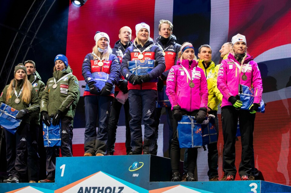 FIKK SEKK: Marte Olsbu Røiseland, Tiril Kampenhaug Eckhoff, Tarjei Bø og Johannes Thingnes Bø gikk på det norske stafett-laget. Skiskytterne fikk også en sekk i tillegg til medaljene i verdensmesterskapet.