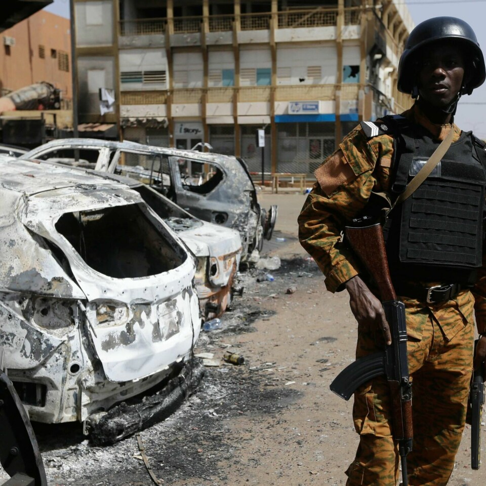 URO: Burkina Faso var tidligere et fredelig land. Slik er det ikke nå. Her holder en soldat vakt utenfor et hotell som ble angrepet. Bildet er fra januar 2016. Søndag ble folk drept ved en kirke i landet.
