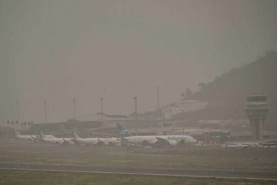 SMITTE: Flyplassene på Tenerife var stengt som følge av en sandstorm. Samtidig er en turist på øya smittet av viruset covid-19.
