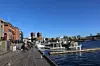 Bildet viser Aker Brygge i sol og med blå himmel. Det er lite snø og kulde å se. Våren kom tidlig til Sør-Norge i år.