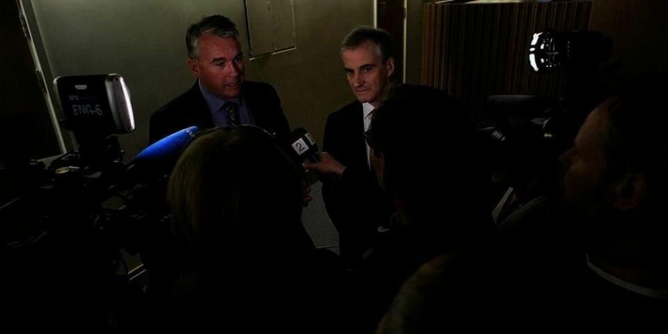 ENIGE:  Det har vært flere forhandlinger om flyktninger fra Syria. Hvor mange Norge skal ta imot har vært spørsmålet. Her er Jonas Gahr Støre fra Arbeiderpartiet og Trond Helland fra Høyre etter fredagens møte.