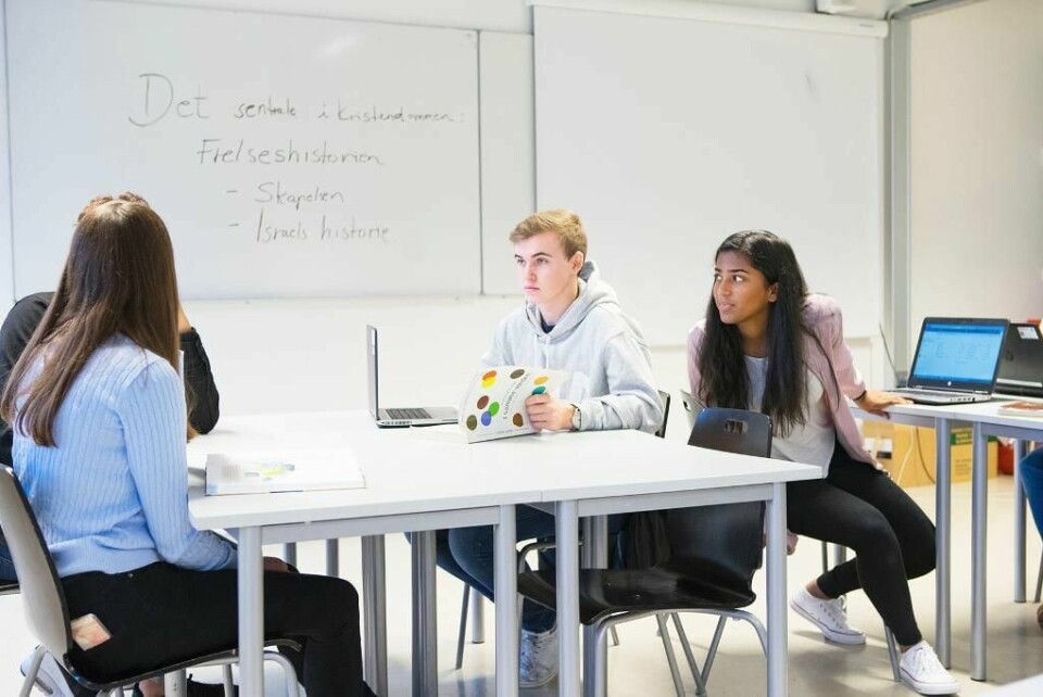 VIRKER? Færre elever er borte fra skolen uten grunn. Politiker Henrik Asheim advarer å endre på de nye reglene om fravær.