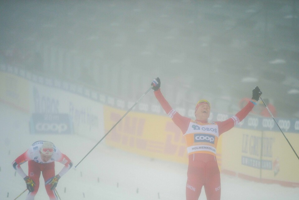 TÅKE: Aleksandr Bolsjunov vant herrenes fem-mil på ski i tåka på søndag. Det skjedde foran tomme tribuner i Holmenkollen. Simen Hegstad Krüger ble nummer to.