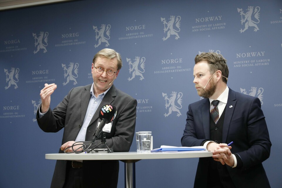RAPPORT: Onsdag ga Finn Arnesen en rapport til Torbjørn Røe Isaksen. Arnesen har ledet gruppen som har undersøkt hva som gikk galt i Nav-skandalen. Røe Isaksen er arbeids- og sosialminister.
