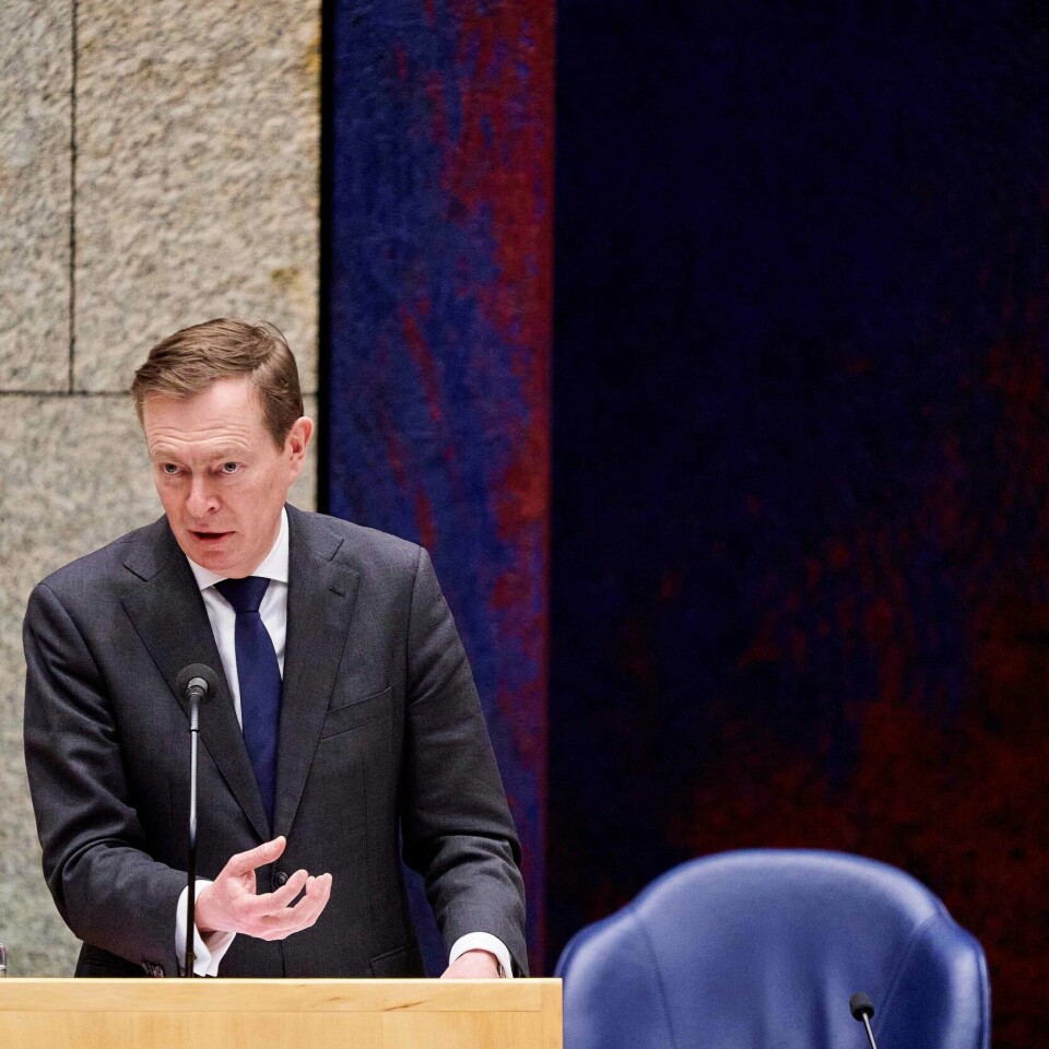 UTSLITT: Bruno Bruins snakket til politikerne i Nederland. Så besvimte han på talerstolen. Han var helseminister. Men han måtte slutte i jobben. Han var utslitt.
