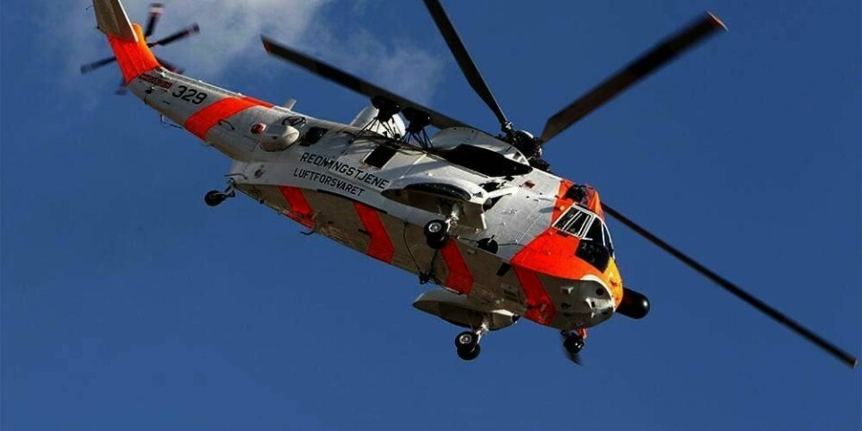 LETER:  Det brukes helikopter til å lete etter kvinnen. Været har fram mandag formiddag gjort det vanskelig å fly. Forsvaret stiller med 250 personer som hjelper til.