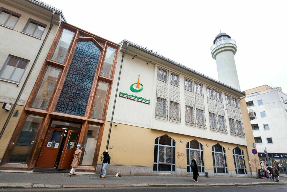 BØNN: Hver fredag samles normalt muslimer til bønn i moskeer over hele Norge. Nå bør bønnen avlyses, mener et muslimsk nettverk.