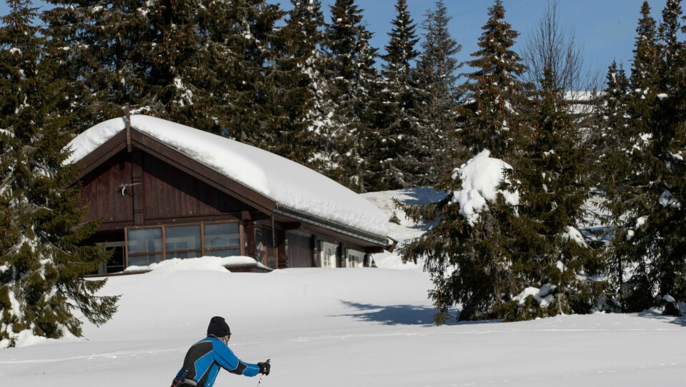 HYTTE: Folk dro til hyttene sine da korona-visuset begynte å herje. Nå får de ikke lov til å være der. Bildet er ment som illustrasjon til saken.