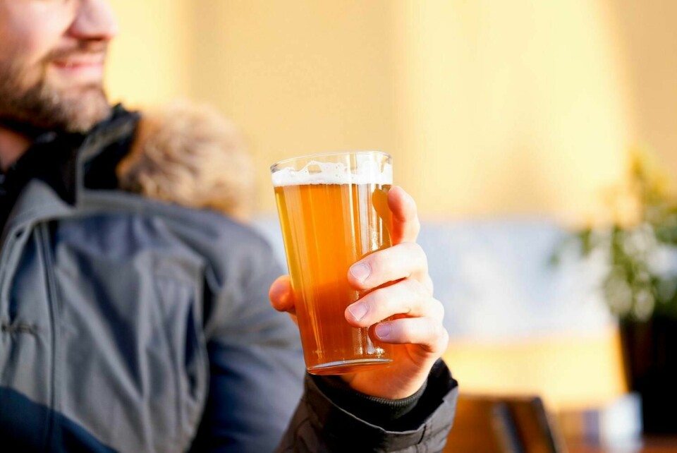 ALKOHOL: Det blir forbudt å drikke en øl på et utested i Oslo. Kommunen forbyr skjenking av alkohol. Årsaken er fare for smitte av korona-viruset.