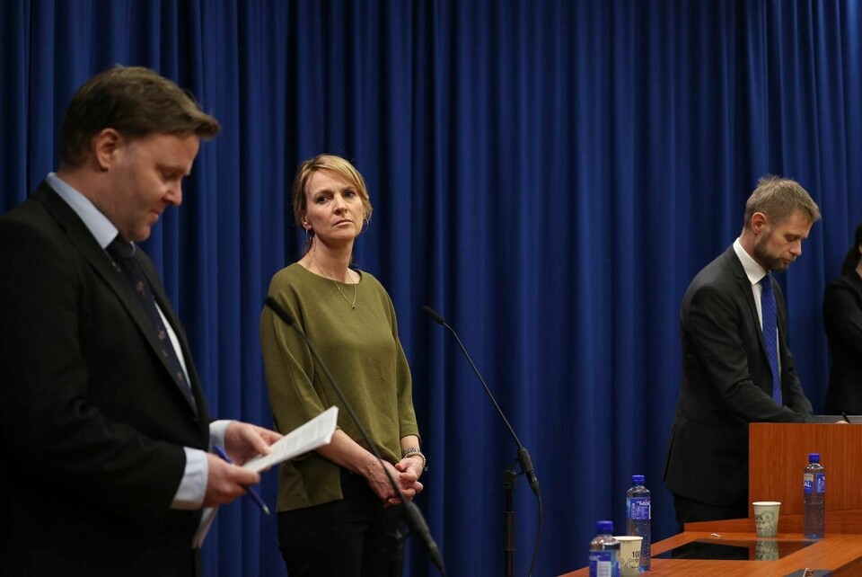 FLERE SMITTET: Helseminister Bent Høie ( til venstre, avdelingsdirektør i Folkehelseinstituttet Line Vold og fungerende assisterende direktør i Helsedirektoratet Espen Nakstad fortalte om spredningen av korona-viruset i Norge. Foto: Ørn E. Borgen / NTB scanpix