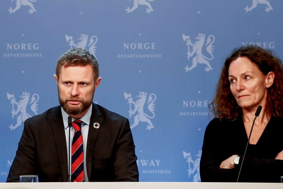 ALVORLIG: Helseminister Bent Høie og Camilla Stoltenberg fra Folkehelse-instituttet forteller om smitte under en pressekonferanse i Helsedepartementet.