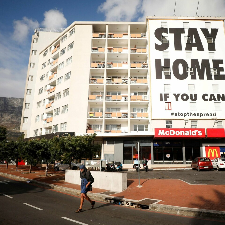 SØR-AFRIKA: Sør-Afrika stenger. Her ber de folk holde seg hjemme, hvis de kan. Det står på den store plakaten.