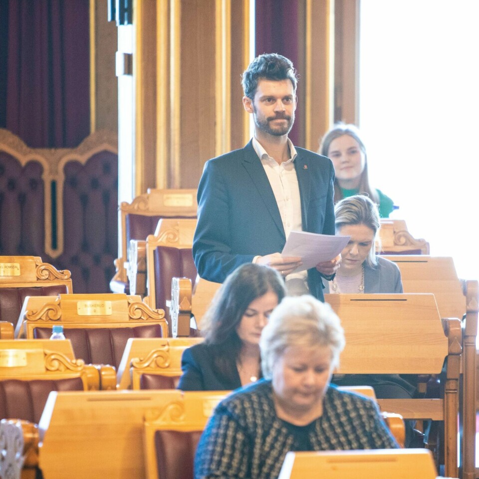 LOV: Regjeringen vil ha ny lov mens det er krise. De får mindre makt enn de foreslo. På bildet ser vi Bjørnar Moxnes fra Rødt og statsminister Erna Solberg i Stortinget.